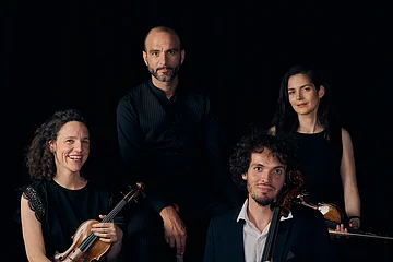 Die vier Mitglieder des Quatuor Voce mit ihren Instrumenten.