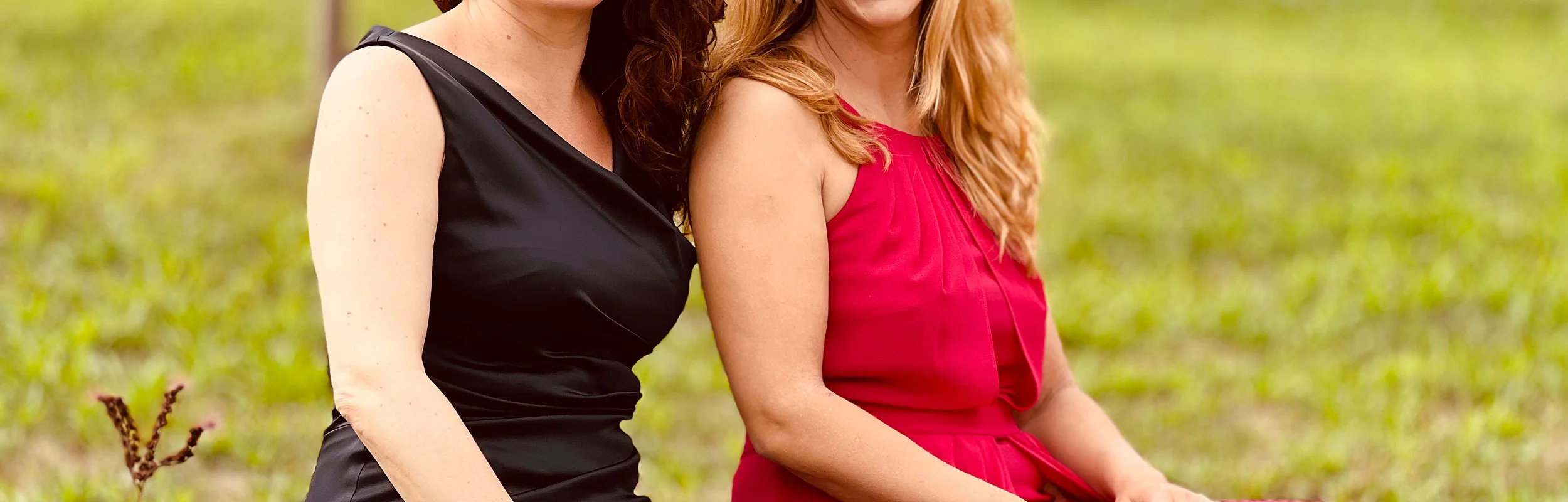 Die beiden Musiker Martina Silvester und Feodora Johanna Mandel in Abendkleidern