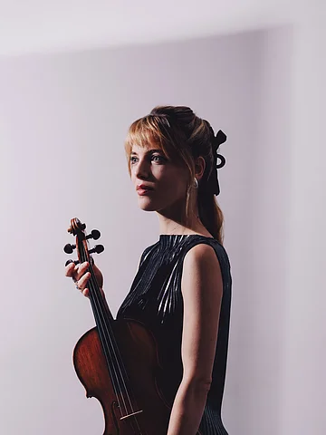 Die Musikerin Violaine Despeyroux mit ihrer Bratsche.