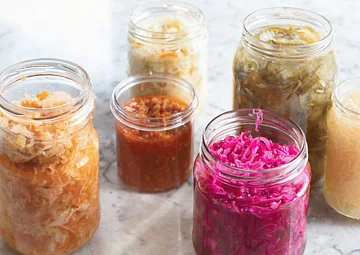 Gläser mit fermentiertem Gemüse