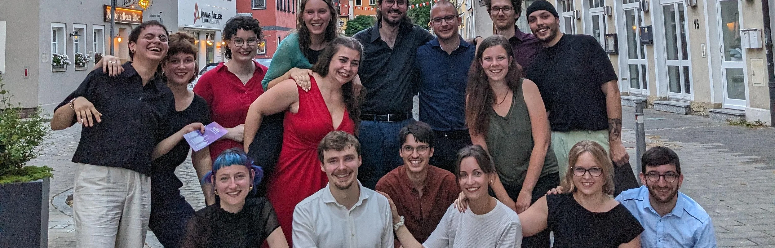 Eine Gruppe von Jugendlichen steht in einer Innenstadt.