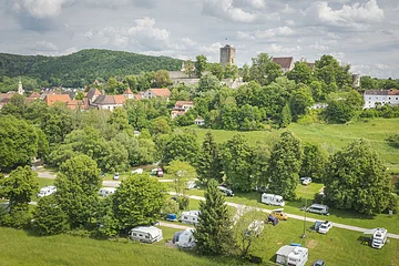 Campingplatz von oben mit Burg Pappenheim im Hintergrund.