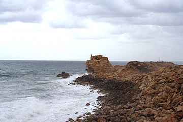 Ostmole des Hafens von Leptis Magna im heutigen Libyen bei schwerer See.