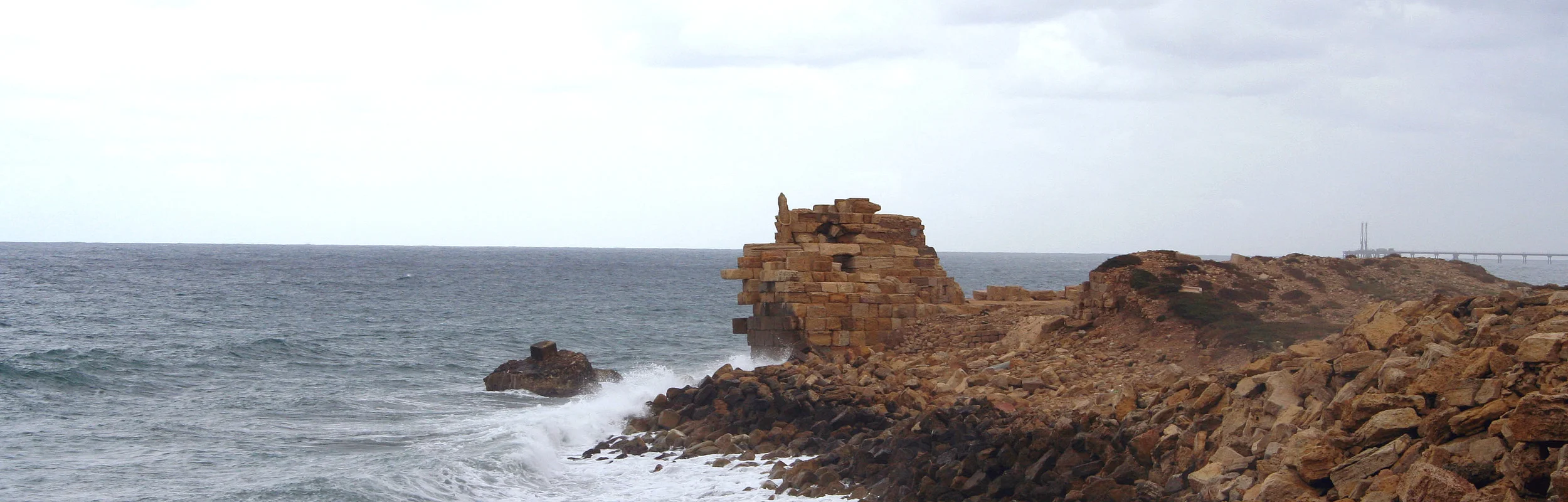 Ostmole des Hafens von Leptis Magna im heutigen Libyen bei schwerer See.