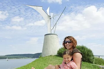 Ein Mutter und ihr Kind picknicken im Vordergrund des Phoenix in Ramsberg.