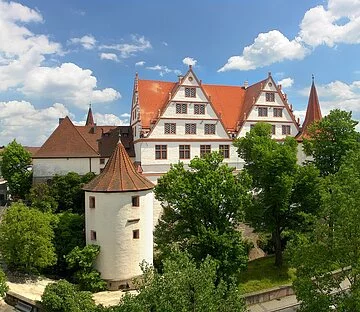 Panorama Ratibor Panoramablick auf das Schloss Ratibor mit seinen Türmen und grünen Bäumen in Roth.