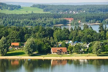 Aussicht auf den familienfreundlichen Badestrand an der Nordseite der Badehalbinsel Absberg am Kleinen Brombachsee.