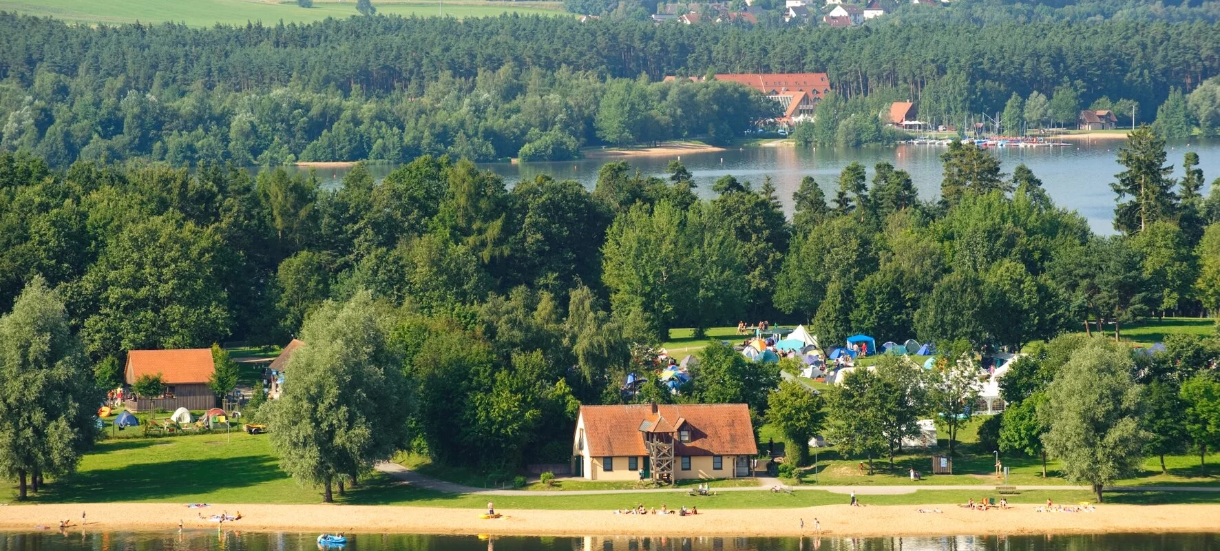 Aussicht auf den familienfreundlichen Badestrand an der Nordseite der Badehalbinsel Absberg am Kleinen Brombachsee.