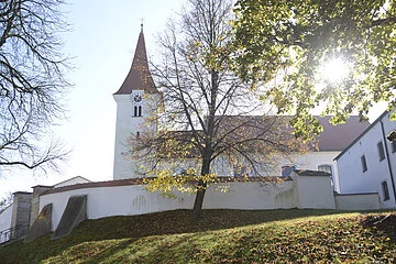 Außenansicht von Sankt Bonifatius in Böhmfeld Die katholische Kirche Sankt Bonifatius in Böhmfeld von außen