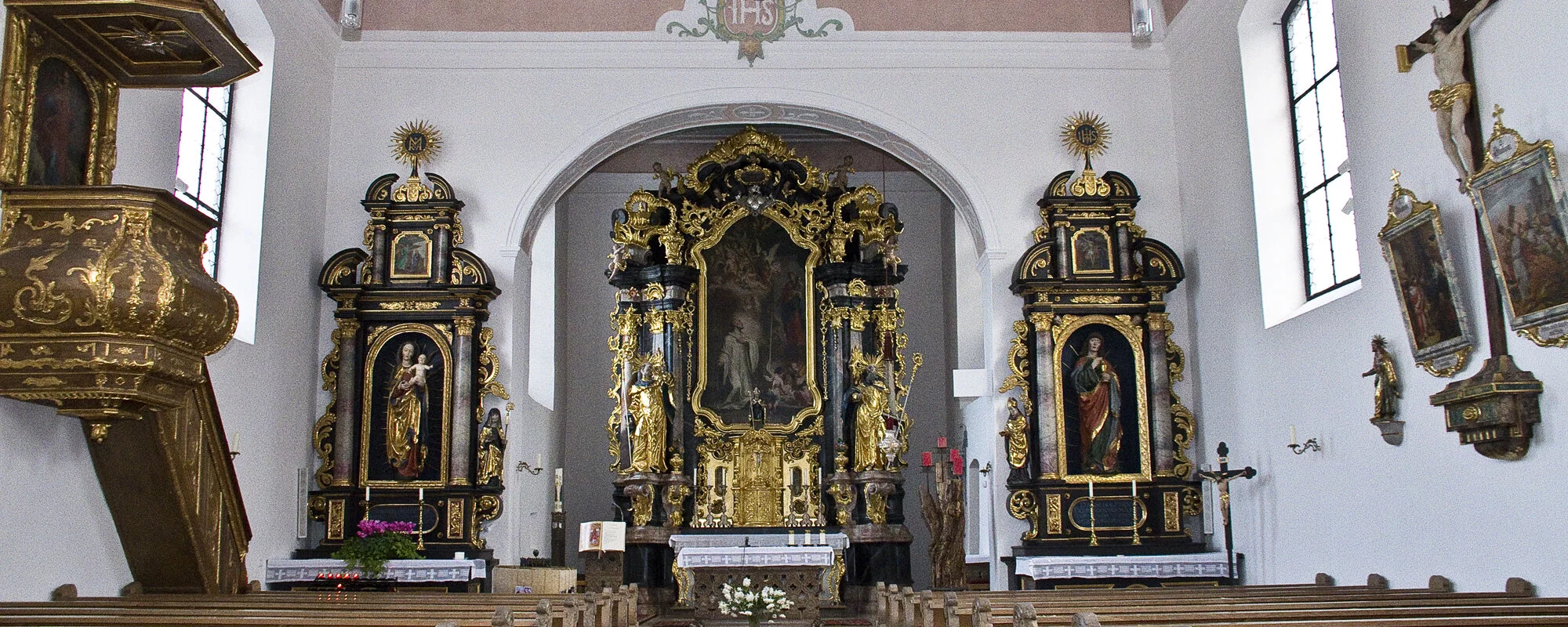 Die katholische Kirche Sankt Bonifatius in Böhmfeld von innen - mit Blick auf Altar, Kanzel und Bankreihen