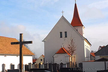 Rückwärtige Ansicht der katholischen Kirche Sankt Bonifatius in Böhmfeld. Zu sehen ist auch der Friedhof.