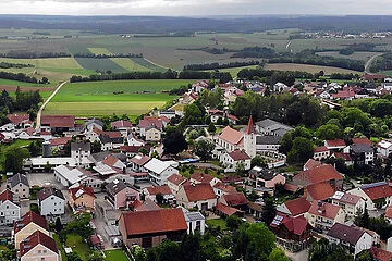Luftbild des Ortes Böhmfeld mit Blick auf die katholische Kirche Sankt Bonifatius