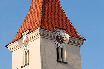 Ansicht des Kirchturms der  katholischen Kirche Sankt Bonifatius in Böhmfeld.