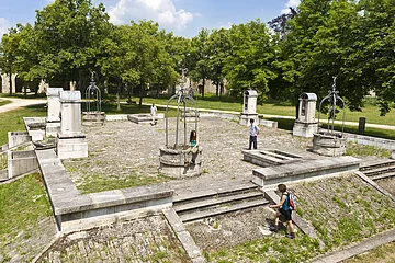 Zisternen im Burghof