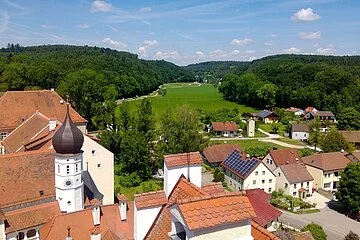 Blick vom Dach des Schlosses Sandersdorf ins Schambachtal. Treffpunkt der Illuminaten.