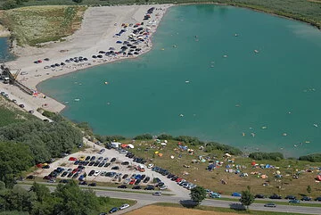 Naturweiher Burgheim Luftaufnahme des Burgheimer Naturweihers. Der Baggersee ist ein beliebtes Badegewässer.