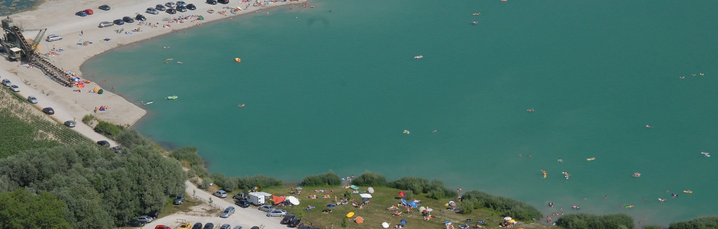 Luftaufnahme des Burgheimer Naturweihers. Der Baggersee ist ein beliebtes Badegewässer.
